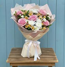 Букет цветов из:  Гвоздики, Орхидеи и Розы в Нолинске