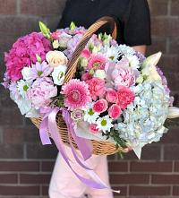 Композиция солнечный день в Нолинске Цветочная композиция из Розы, Хризантемы, Пионы и Лизиантусы в корзине в Нолинске