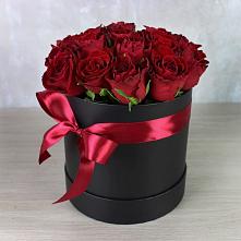Цветочная композиция из Розы в шляпной коробке в Нолинске