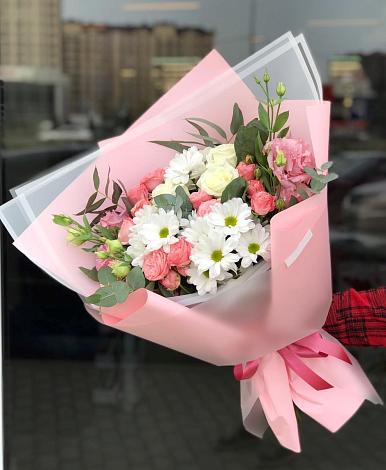 Букет цветов из: Розы, Лизиантусы и Хризантемы в Нолинске